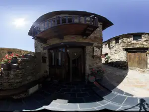 Cottage in Sierra de la Culebra, Biosphere Reserve. Wolf observation.