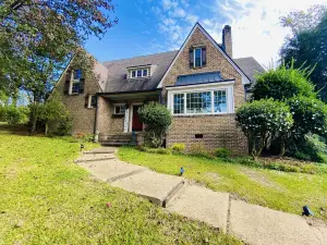7th Ave Manor, Remodeled 1930’s Manor just minutes from Historic Downtown Laurel