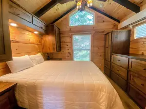 B2 New Awesome Tiny Home with AC Mountain Views Minutes to Skiing Hiking Attractions