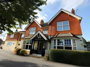 Corner House Hotel Gatwick with Bookable Holiday Parking