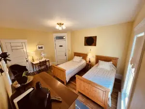 Laurel River Club Bed & Breakfast or Lrcbnb