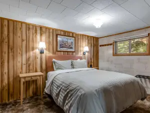 Lovely home with lake view, patio, full kitchen, close to trails