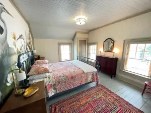 Large Screened Porch and Modern Comforts - Charming Historic Cottage
