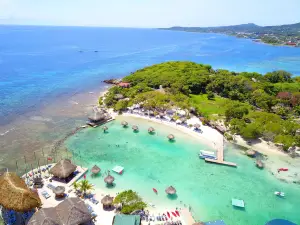 Clarion Suites Roatan at Pineapple Villas