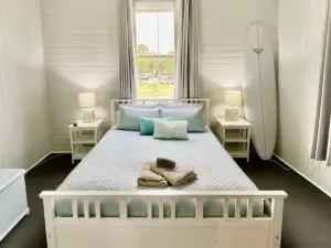 The Little River Cottage - Riverfront Retreat