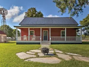 Peaceful Schulenburg Farmhouse with Fire Pit and Grill