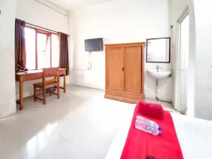 RedDoorz Syariah @ Homestay Bougenville near Taman Alun-Alun Kota Lamongan