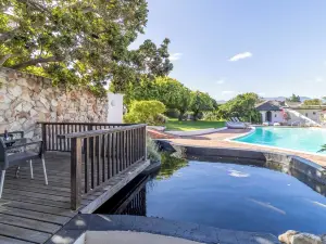 Whale Rock Luxury Lodge