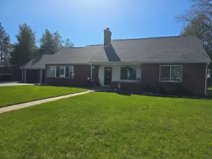 Spacious home in a convenient location to downtown and boat launch!