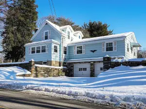 Stratford Family Home Near Forest & Historic Sites