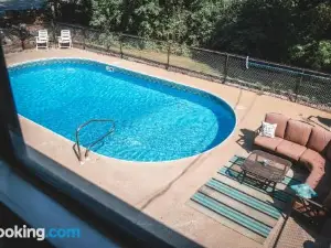 The Retreat with Private Pool and Hot Tub!