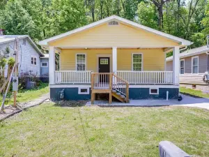 Chattanooga Getaway w/ Porch - 2 Mi to Downtown!