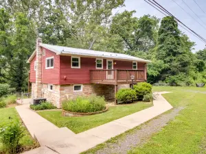 Eagle Rock Cottage: Cozy Creekside Getaway w/ Deck
