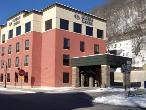 Cobblestone Inn & Suites - Marquette