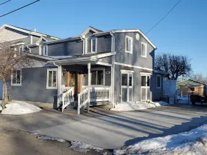 Water front house 2min to lake  guest suite