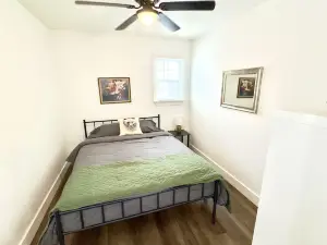 Bear Tiny Luxury Cabin on Lake with Kayaks