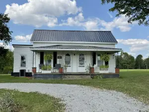 Cozy 3-bedroom cottage encased by expansive country pastures!
