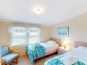 Oceanfront beach cottage with large deck & W/D - dog-friendly