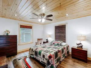Charming riverfront home with mountain views & private dock