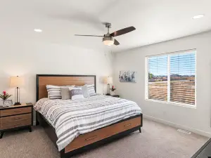Charming Retreat - Fireplace, Bikes, Near Marina