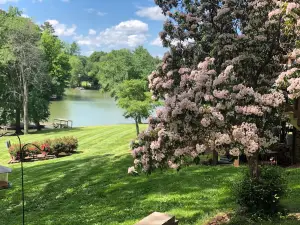 Lakefront- Stay, Soak, Paddle, Play & Relax! On Lake Lookout in Catawba, NC