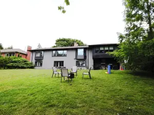 Luxury 5-Bed London Retreat: Hot Tub & Sauna + Prime Location, Ultimate Comfort!