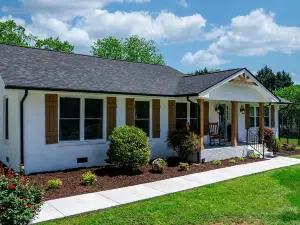 3Br Dog-Friendly Farmhouse - Fire Pit & Yard