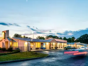 Super 8 by Wyndham Monroe
