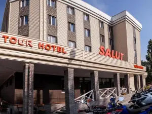 Salut Hotel