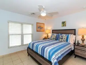 Kaibo Dreams - Modern Condo with Shared Pool & Jacuzzi, Walk to Restaurants