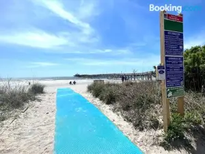 Walk to the Beach-Sleeps 10 and Golfcart