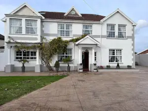 An Amazing Large 7-Bed House in Porthcawl