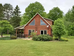 Kemp's Rentals-Great Family Home-Relaxing-Private-5 Acres-Close to Beach & MTU