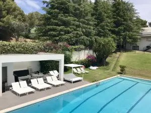Villa for 24-28 with A/C, football pitch, beach, seaviews, close to Barcelona