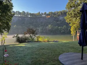 Cozy White River Cabin, perfect for a couple's getaway or fishing trip!
