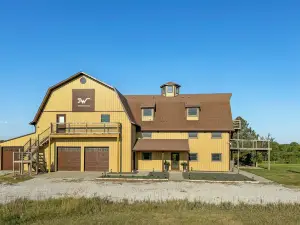 Spacious & Picturesque - BB Court, Hot Tub, Beach & Pond, Fire Pits - Renovated!
