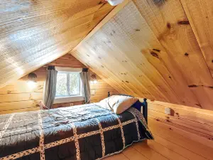 Lakefront cottage with full kitchen, firepit, gas grill, & perfect location