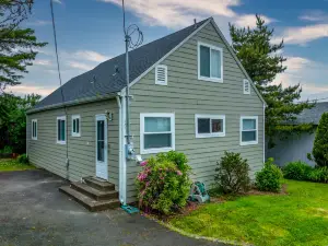 Cozy Kitchen and Fun Loft - Charming Coastal Retreat