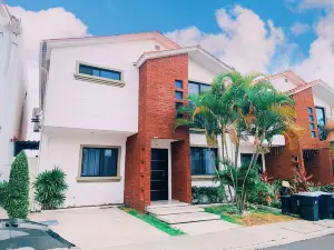 Casa con Piscina Privada para Familias