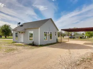 Cozy Ballinger Vacation Rental w/ Deck & Grill!