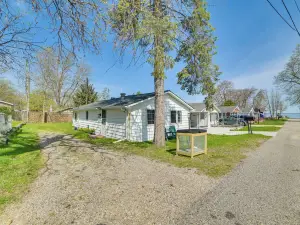 Houghton Lake Cottage - Central Location!