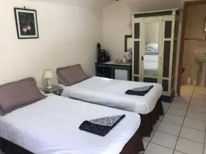 1 Bedroom Peaceful Setting Lake Views
