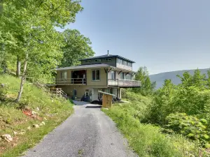 Scenic Dorset Duplex < 3 Mi to Emerald Lake!