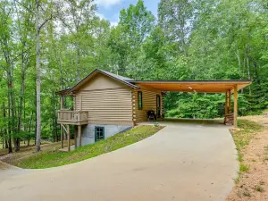 Cozy Tennessee Retreat w/ Patio & Charcoal Grill!