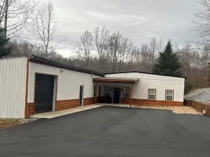 Charming 3-bedroom house with pond near Lynchburg