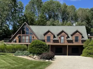 Cozy Creek Cabin is on the outskirts of the unique little town of Tarlton