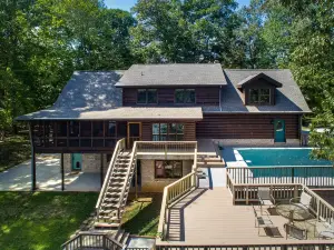 Gorgeous Lakefront Log Home w/ Pool & Boat Dock on 3 Fenced Acres! Dogs Welcomed