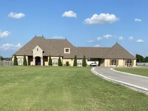 20 mins to downtown Tulsa. Beautiful, luxury home on 10 acres,