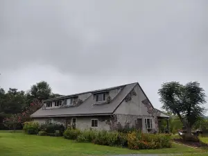 Peaceful Home Retreat, East of Charlotte, littleLake Retreat. Private Lake.