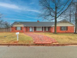 “Sweet Home Oklahoma” House - Large home with 4 bedrooms and fenced yard+garage!
